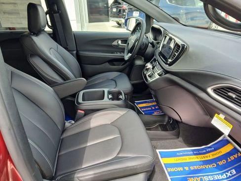 New 2026 Chrysler Pacifica Select AWD/4WD image 23