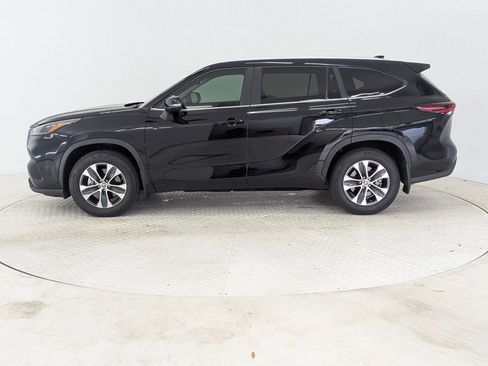 Used 2024 Toyota Highlander XLE image 2