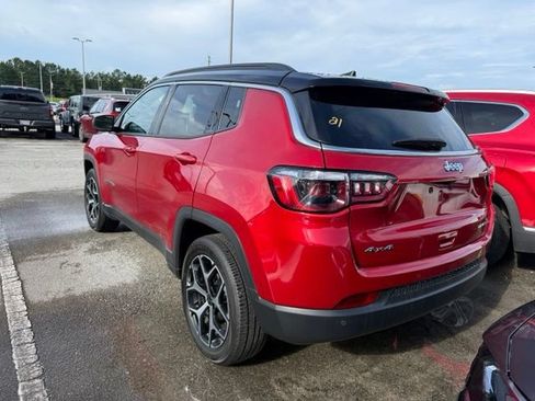 Used 2025 Jeep Compass Limited AWD/4WD image 4