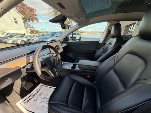 Used 2022 Tesla Model Y Long Range image 9