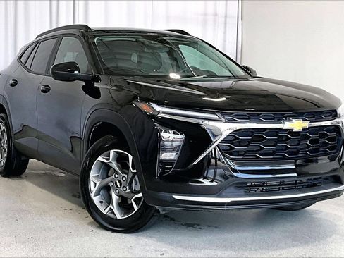 Used 2025 Chevrolet Trax LT FWD image 1
