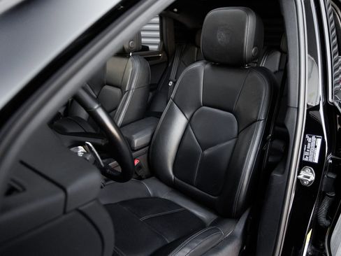 Certified 2023 Porsche Macan AWD/4WD image 5