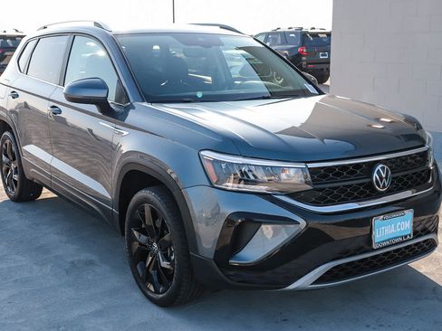 Used 2022 Volkswagen Taos SE w/ Panoramic Sunroof Package image 3