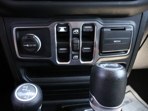 Used 2019 Jeep Wrangler Unlimited Sahara AWD/4WD image 16