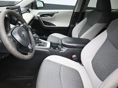 Used 2020 Toyota RAV4 XLE FWD image 17