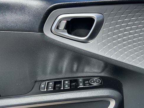 Certified 2025 Kia Soul LX w/ LX Technology Package FWD image 21