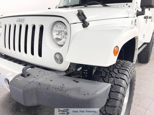Used 2014 Jeep Wrangler Unlimited Sahara w/ Dual Top Group AWD/4WD image 10