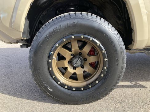 Used 2020 Toyota Tacoma TRD Sport w/ Technology Package image 37