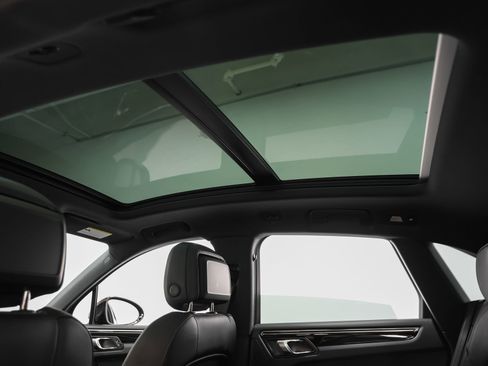 Certified 2025 Porsche Macan AWD/4WD image 40