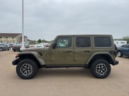 Used 2025 Jeep Wrangler Unlimited Rubicon w/ Convenience Group AWD/4WD image 6