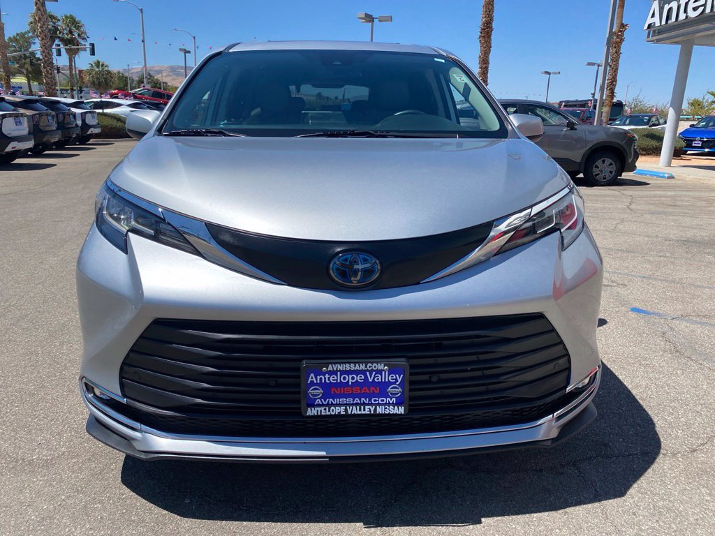 Used 2023 Toyota Sienna XLE FWD image 2