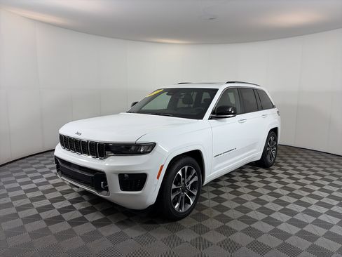 Used 2023 Jeep Grand Cherokee Overland AWD/4WD image 2