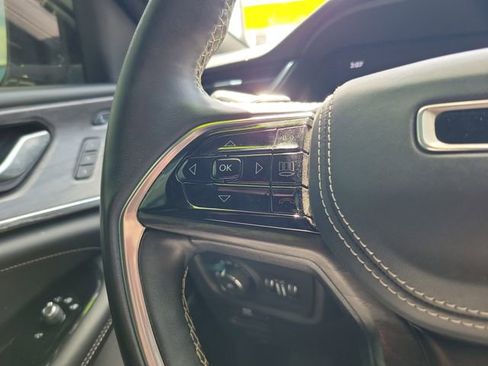 Used 2022 Jeep Grand Cherokee Overland w/ Luxury Tech Group IV image 23