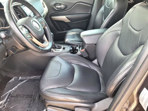 Used 2018 Jeep Cherokee Latitude w/ Altitude Package FWD image 13