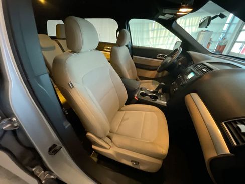 Used 2016 Ford Explorer XLT image 24