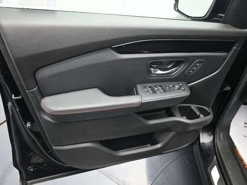 Used 2025 Honda Pilot TrailSport image 18
