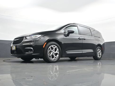 Used 2023 Chrysler Pacifica Limited FWD image 22
