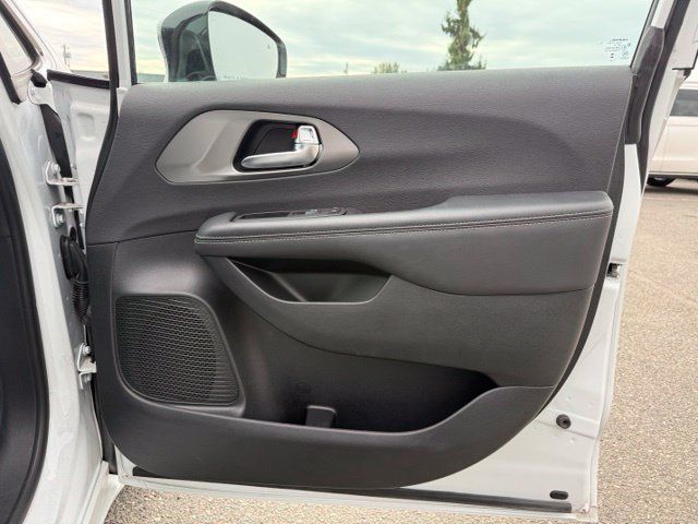 Used 2025 Chrysler Pacifica Select FWD image 11