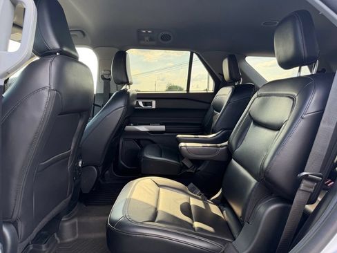 Used 2021 Ford Explorer XLT w/ Equipment Group 202A AWD/4WD image 13