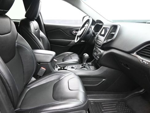 Used 2019 Jeep Cherokee Latitude Plus AWD/4WD image 9