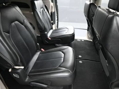 Used 2023 Chrysler Pacifica Touring-L FWD image 23