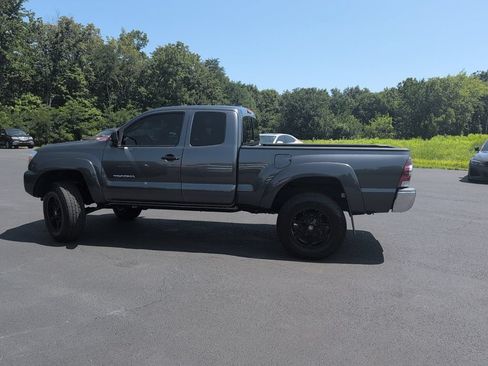 Used 2014 Toyota Tacoma PreRunner w/ SR5 Package RWD image 2