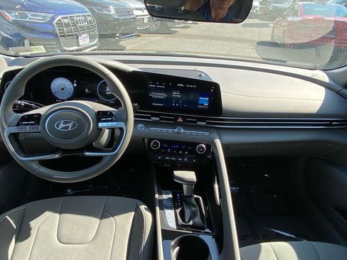 Used 2025 Hyundai Elantra SEL FWD image 12