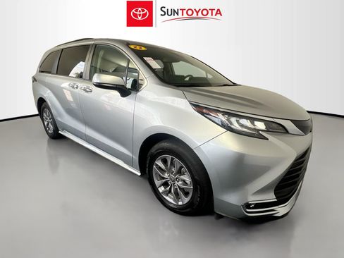 Used 2023 Toyota Sienna XLE FWD image 1