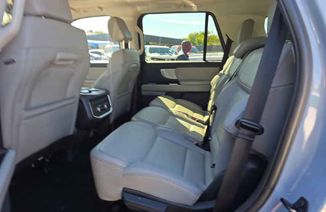 Used 2025 Ford Expedition Active AWD/4WD image 10