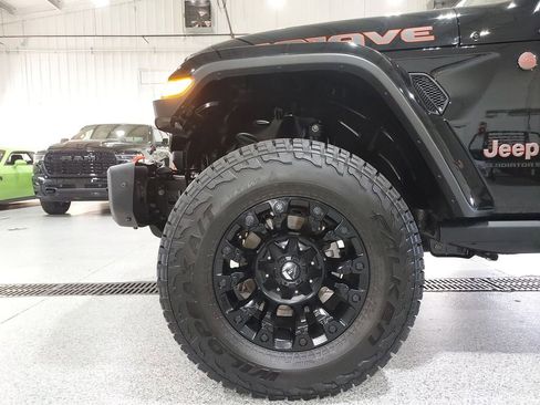 Used 2025 Jeep Gladiator Mojave AWD/4WD image 16