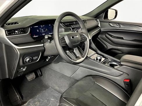 New 2025 Jeep Grand Cherokee Altitude image 8