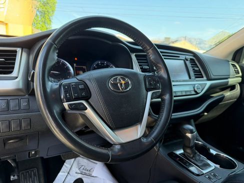 Used 2018 Toyota Highlander SE image 11