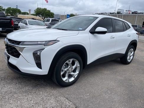 Used 2025 Chevrolet Trax LS w/ LS Convenience Package image 2