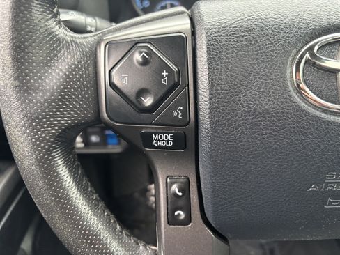 Used 2018 Toyota Tacoma TRD Sport image 26