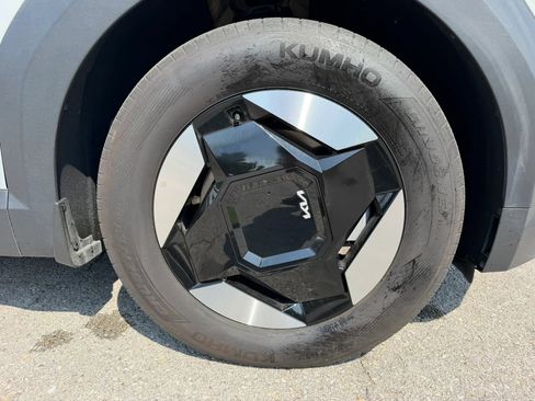 Used 2024 Kia EV9 Light Long Range RWD image 13