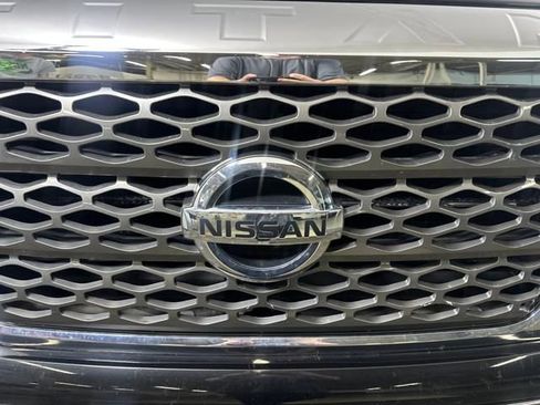 Used 2018 Nissan Titan SV image 9