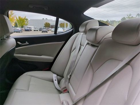 Used 2023 Genesis G70 2.0T image 13