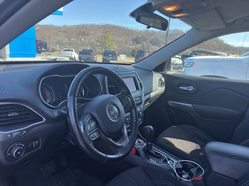 Used 2019 Jeep Cherokee Latitude w/ Cold Weather Group image 8