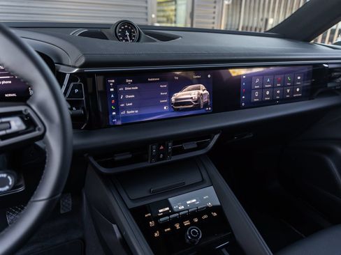 Certified 2025 Porsche Macan Electric RWD image 30