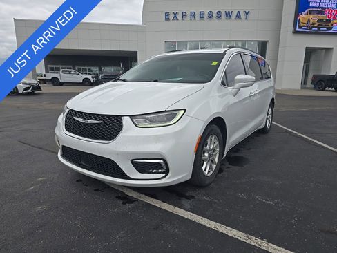 Used 2022 Chrysler Pacifica Touring-L FWD image 1