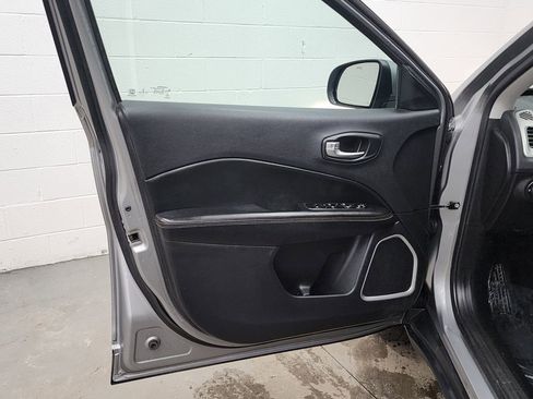 Used 2020 Jeep Compass Latitude w/ Cold Weather Group image 9