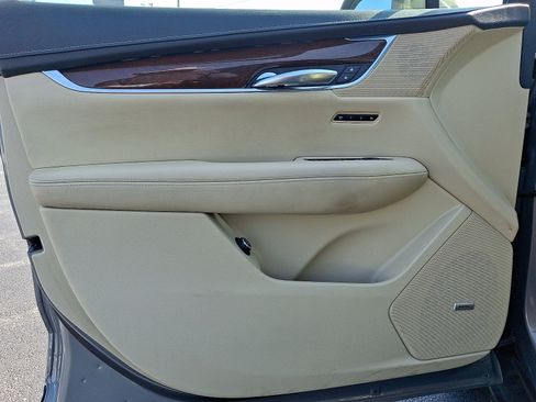 Used 2018 Cadillac XT5 Luxury w/ Driver Awareness Package AWD/4WD image 12