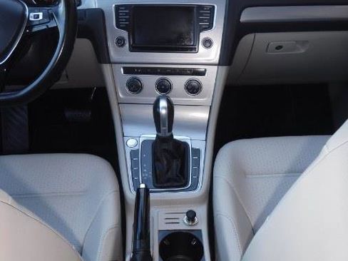 Used 2016 Volkswagen Golf SE image 7