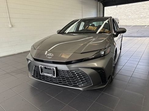 Used 2025 Toyota Camry SE w/ Convenience Package FWD image 3