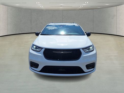 New 2026 Chrysler Pacifica Limited w/ S Appearance Package image 2