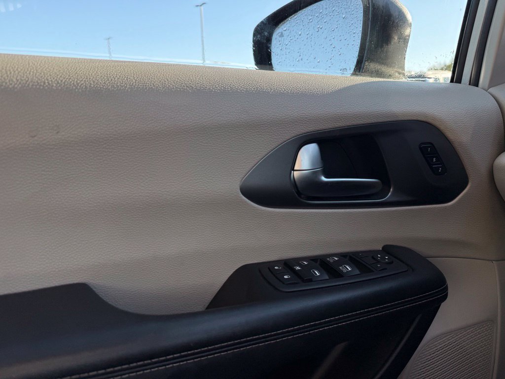 Used 2023 Chrysler Pacifica Touring-L FWD image 12