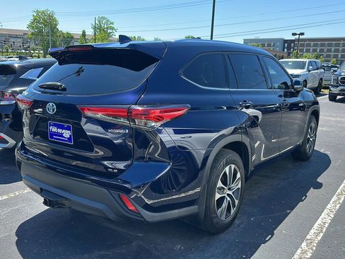 Used 2020 Toyota Highlander XLE AWD/4WD image 3