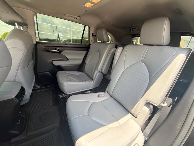 Used 2024 Toyota Highlander XLE AWD/4WD image 16