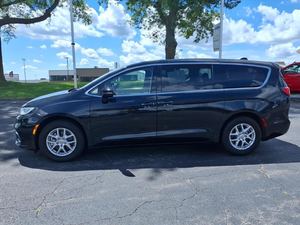 Used 2024 Chrysler Pacifica Touring-L FWD image 3