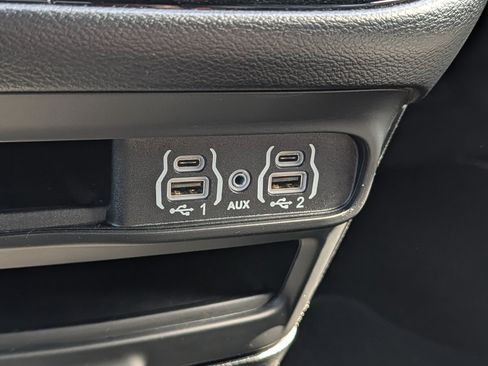 Used 2025 Chrysler Pacifica Select FWD image 27